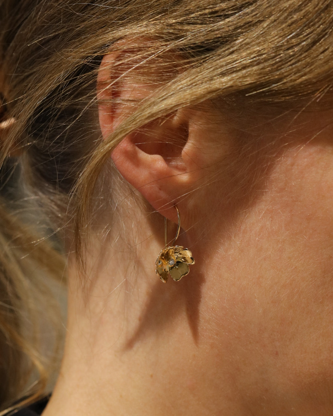 GULLVIVA 18K örhängen på krok med diamanter