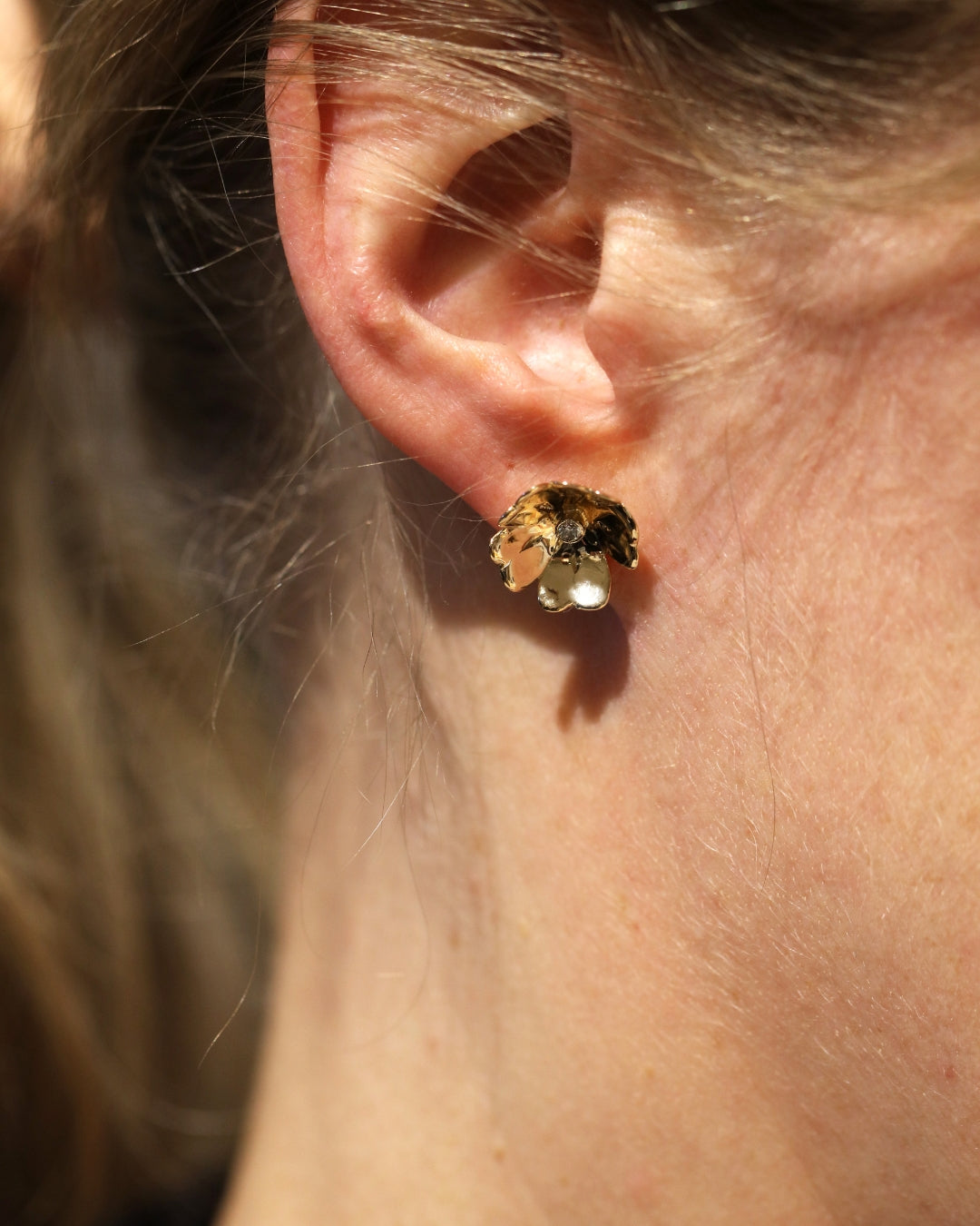 GULLVIVA 18K örhängen på stift med diamanter