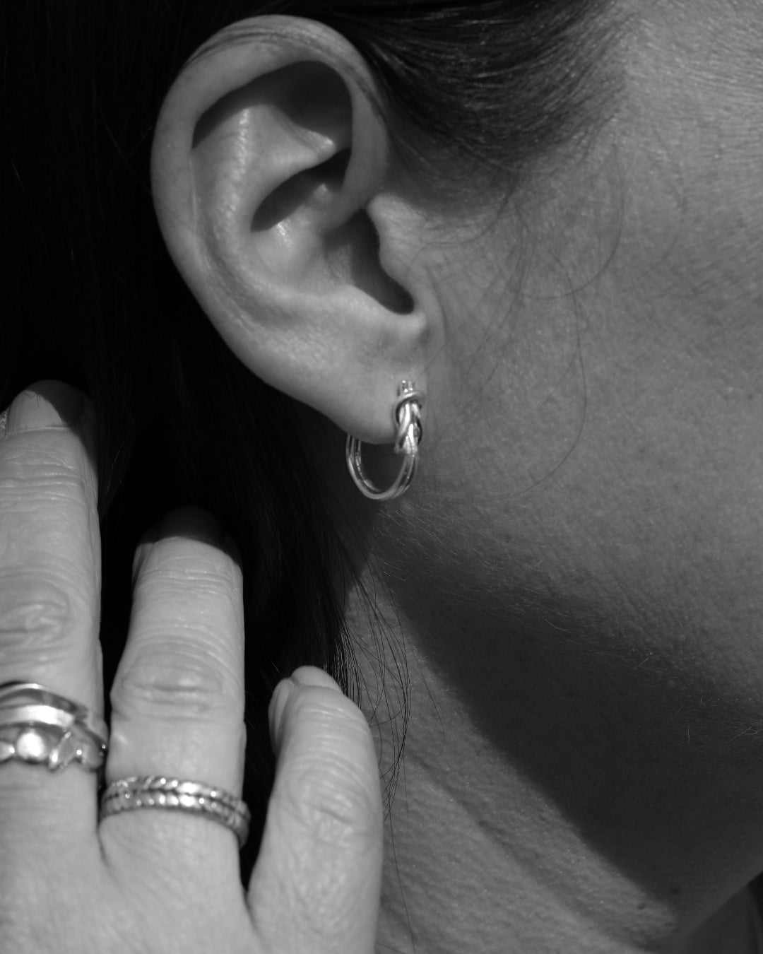 RÅBANDSKNOP örhänge på stift i silver med knotformat motiv