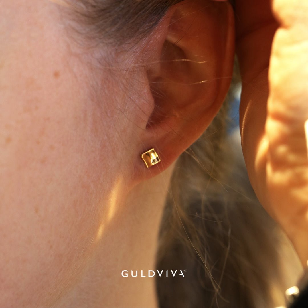 SALMIAK 18K örhängen på stift - Guldviva Jewellery