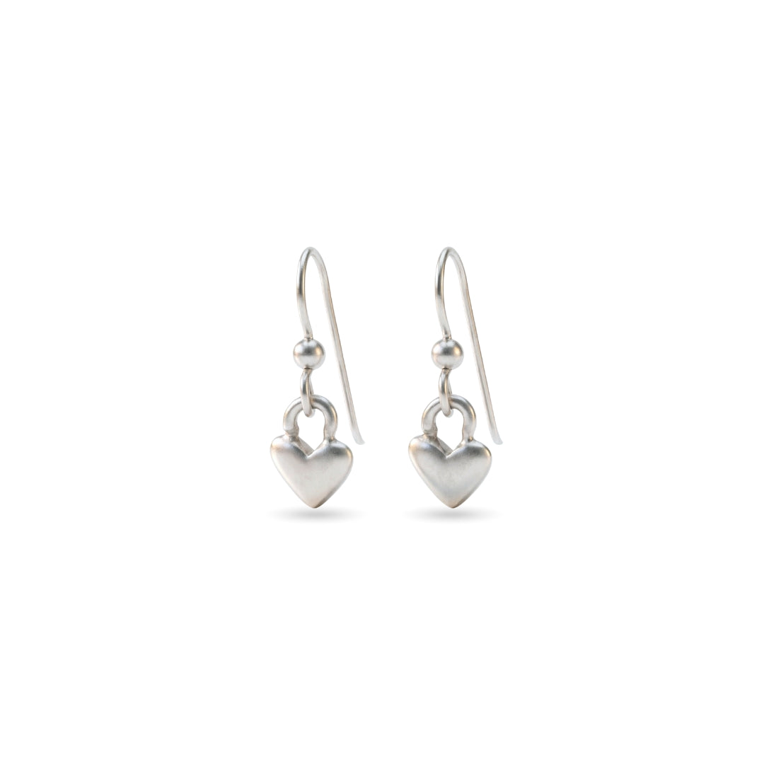 Par hjärtformade örhängen i 925 sterlingsilver på krok