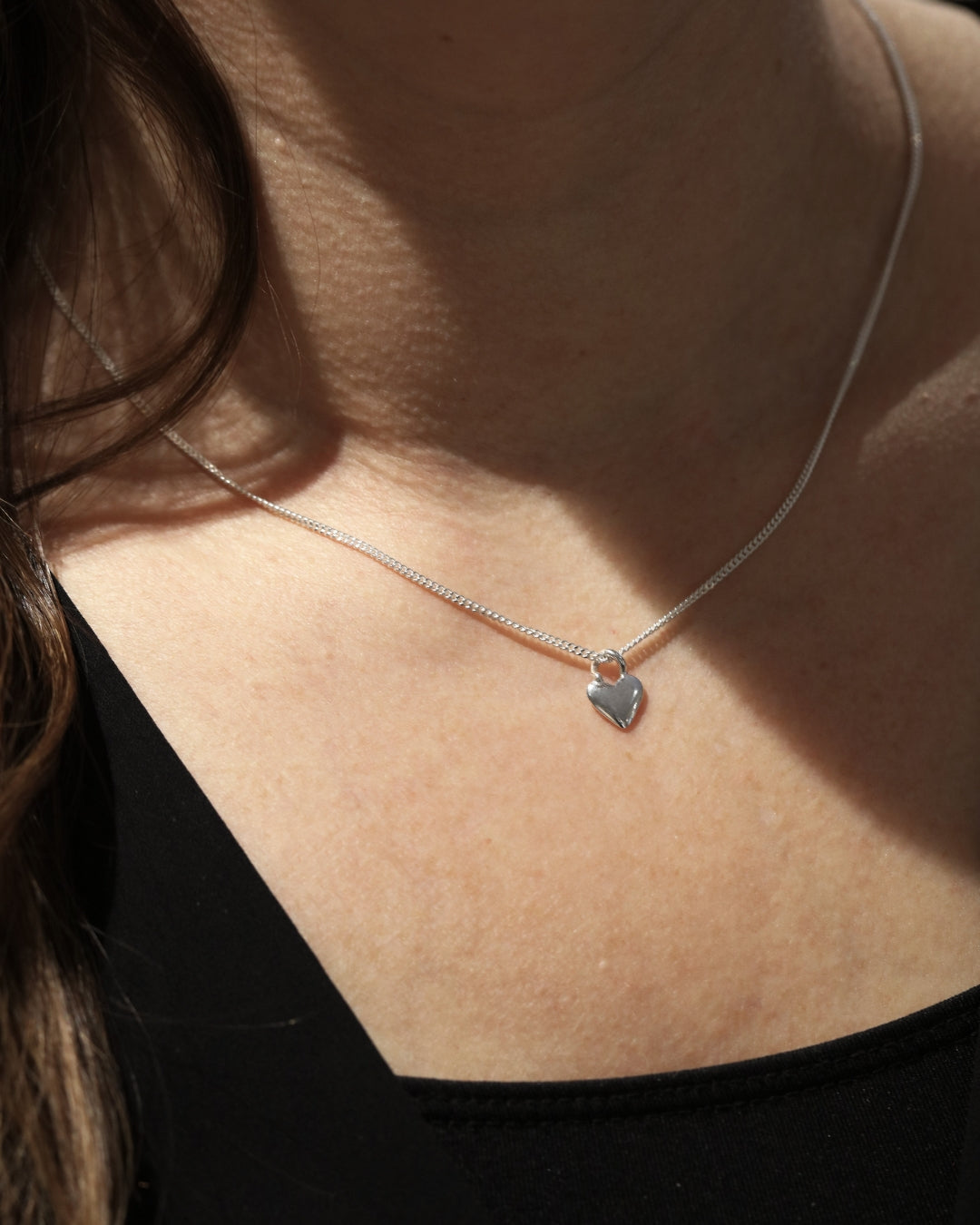 ÄLSKA XS halsband i 925 sterlingsilver nickelfritt med liten hjärtformad hängare på 42 cm pansarkedja