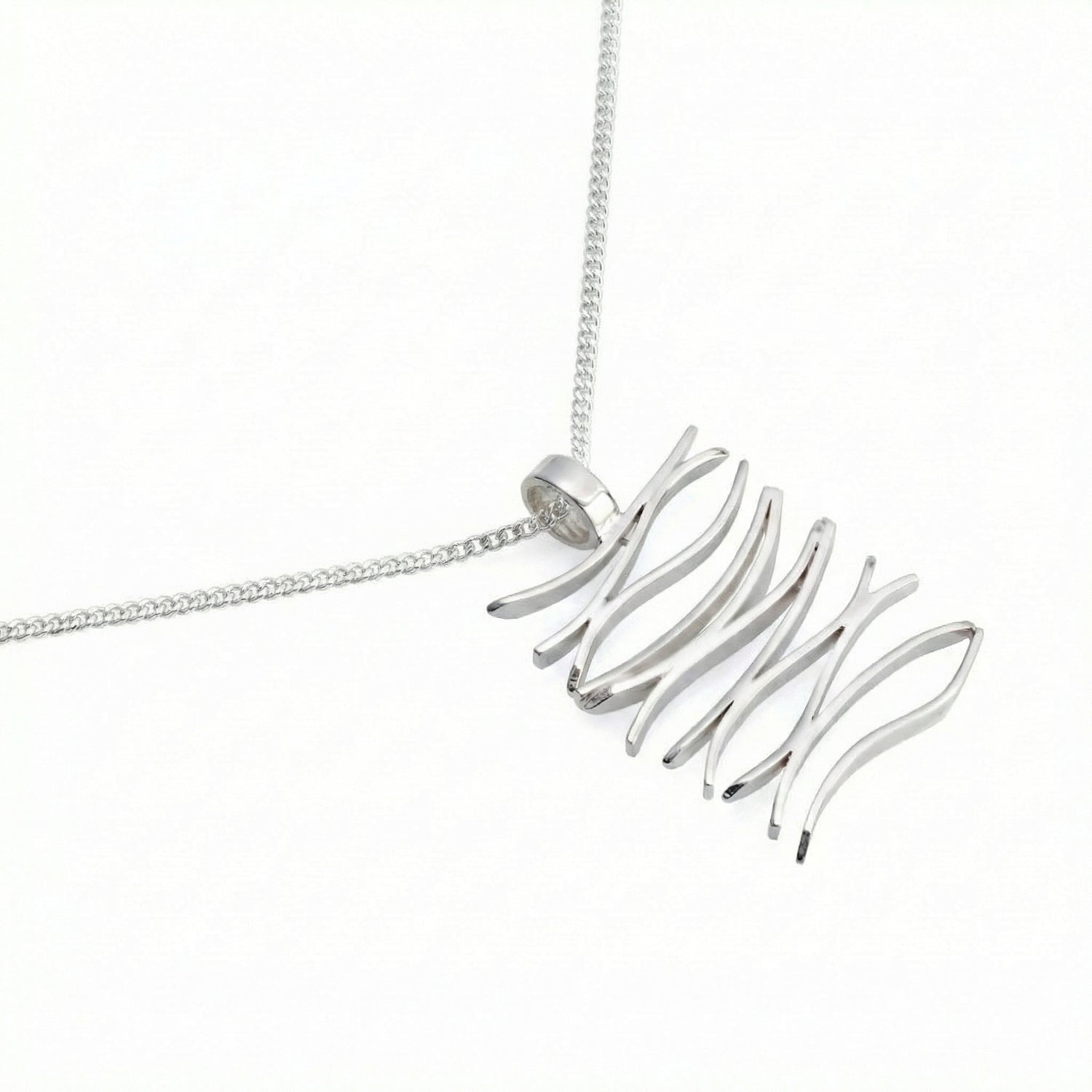 GRACE halsband i 925 sterling silver med 42 cm pansarkedja och rund medaljonghänge syns mot vit bakgrund