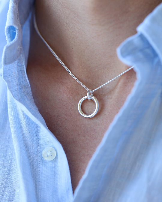 I HAMN halsband i blankt silver på pansarkedja, buret på modell