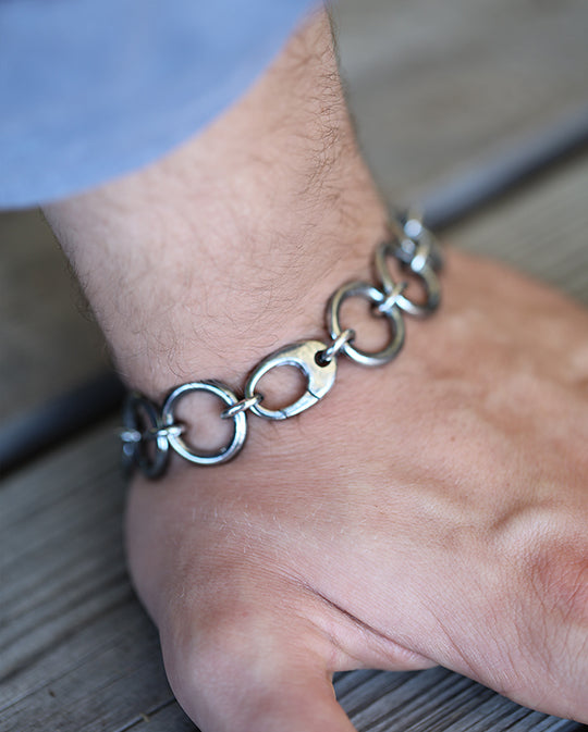 I HAMN armband i antikbehandlat silver på handleden