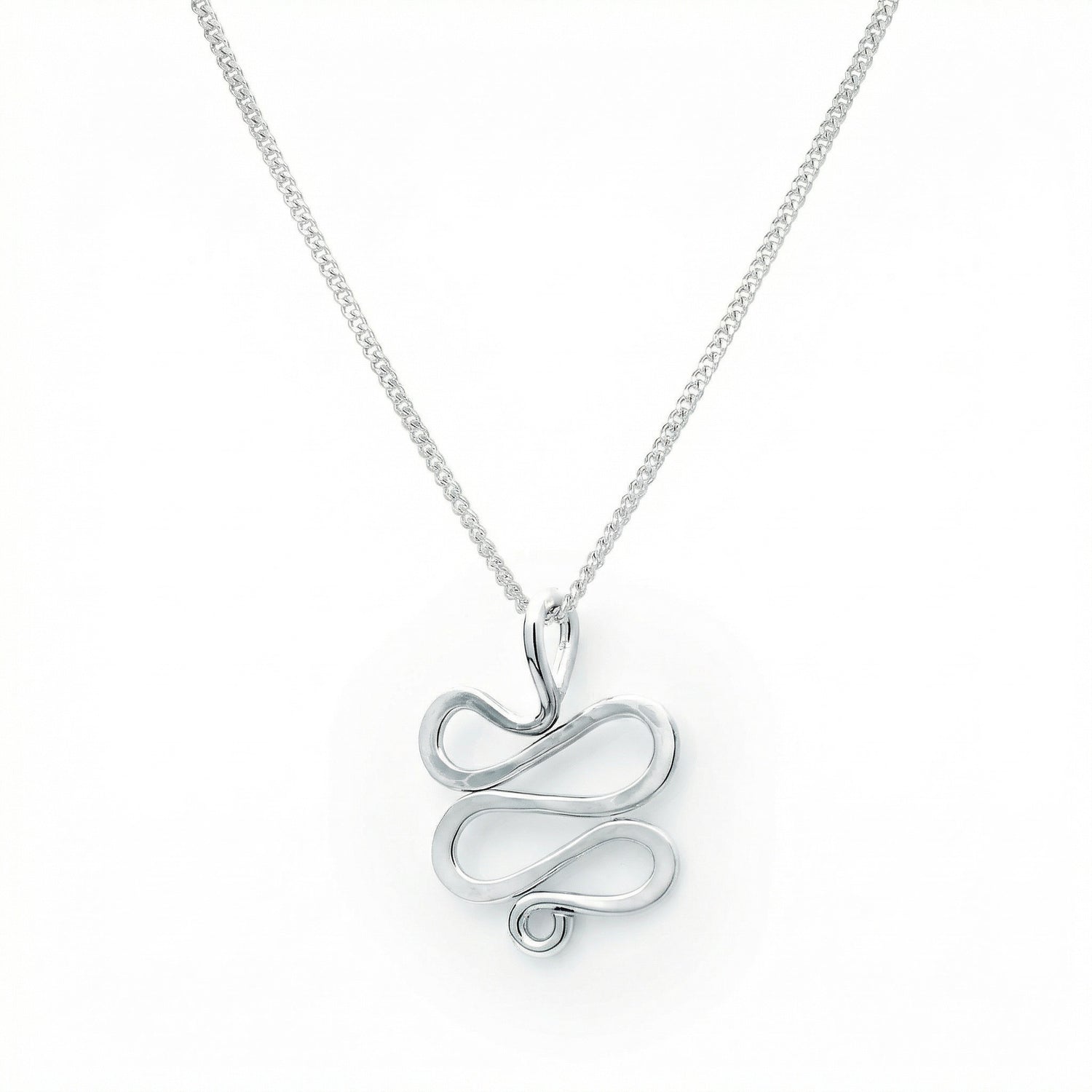 Kringlan halsband i 925 sterling silver med stor ringformad hänge på pansarkedja mot vit bakgrund