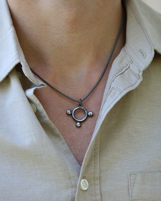 SIGN L halsband i antikbehandlat silver, buret på modell