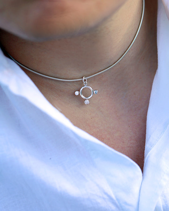 SIGN halsband i silver på ormkedja, buret på modell