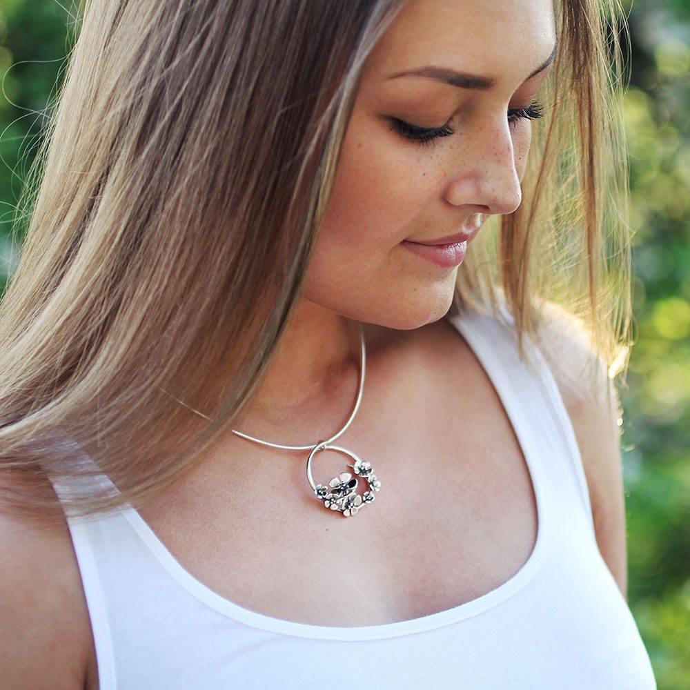 ÄPPELBLOM L halsband - Guldviva Jewellery