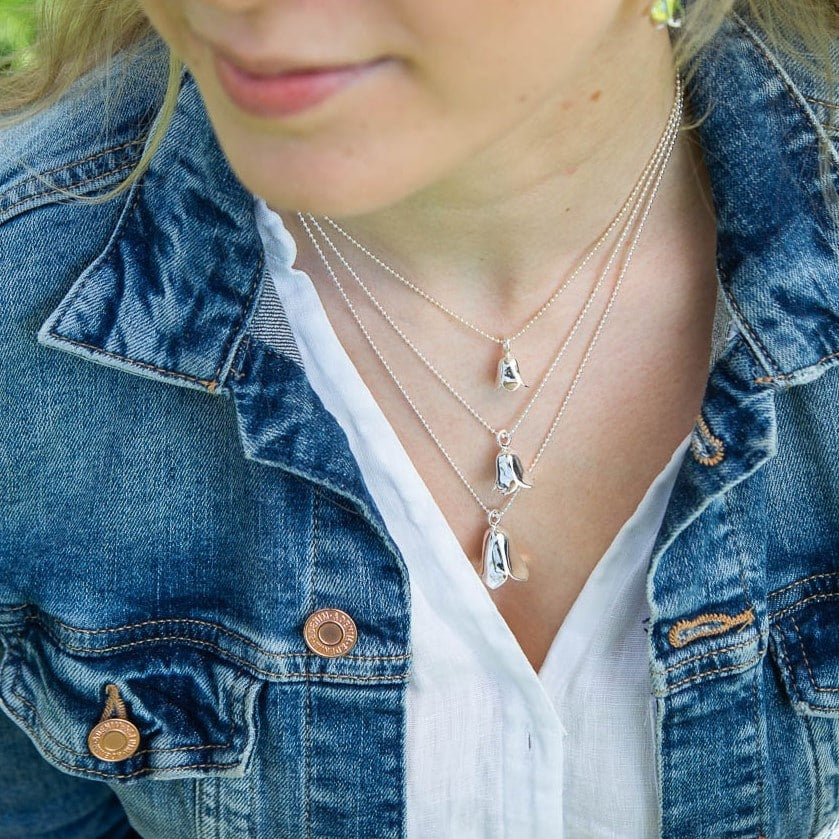 BLÅKLOCKA S halsband i återbrukat 925 sterlingsilver med liten blomform på pansarkedja 42 cm.