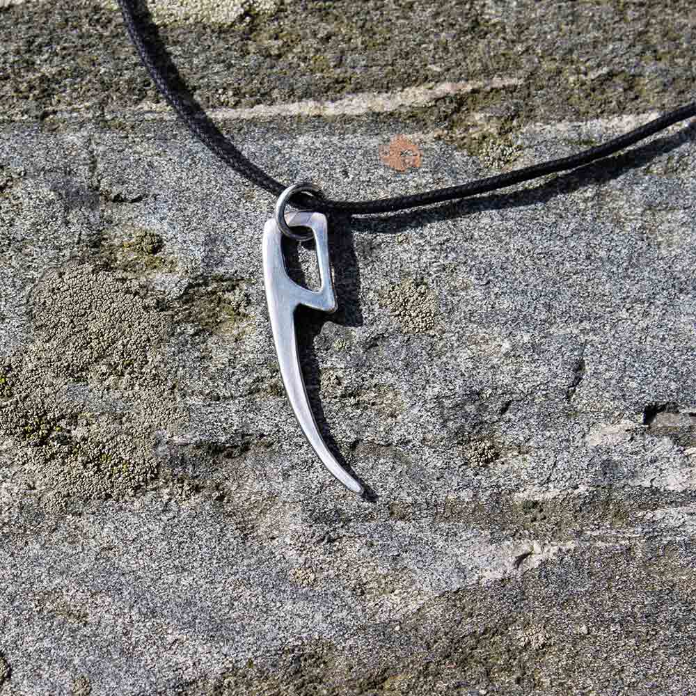 PEAK GRANIT halsband i silver med en lång slank stav och rund röd granitsten på kedja