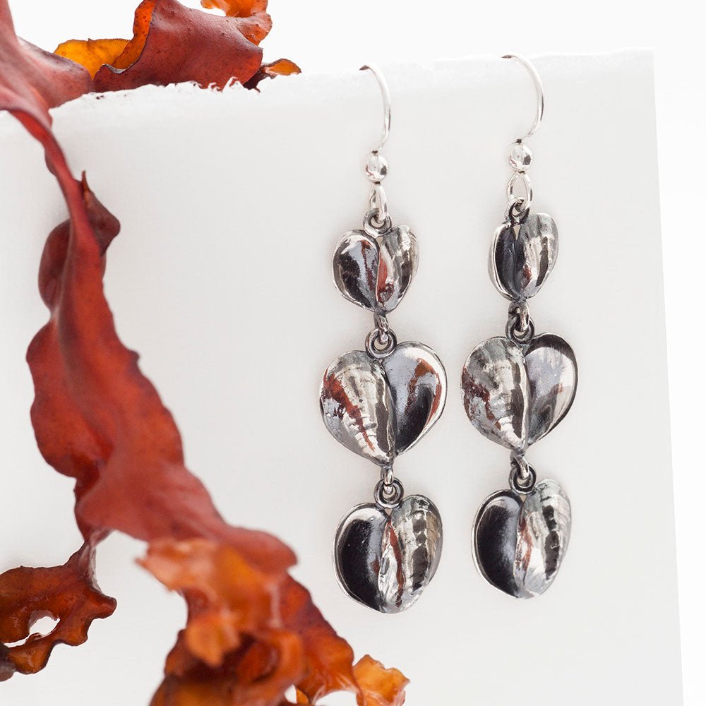 BLÅMUSSLA HJÄRTA FEST örhängen på krok - Guldviva Jewellery