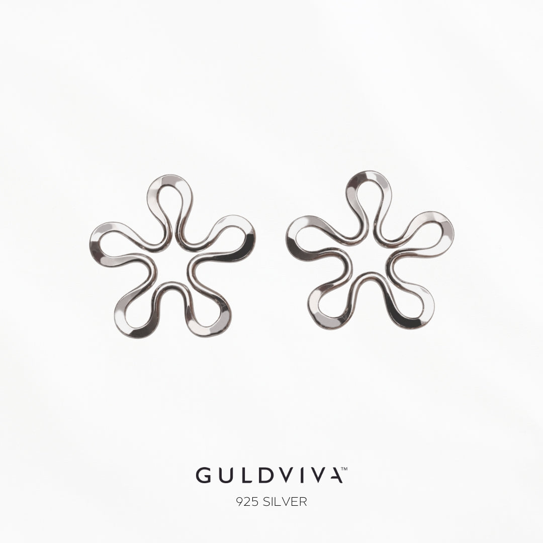 BLOMMAN™ ELEGANT earstuds in 925 sterling silver with handmade flower-shaped contours.