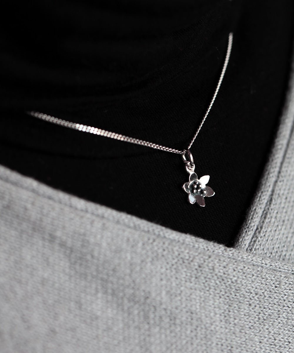 BLÅSIPPA (Hepatica) XS necklace - Guldviva Jewellery