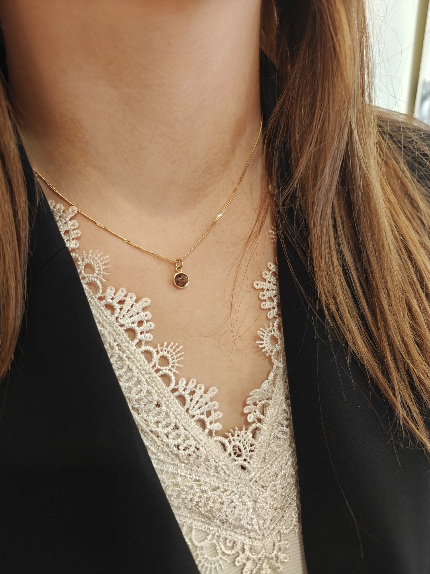 Basic GRANITE S 18K necklace with round Åland GRANITE in 18K gold, worn elegantly around the neck.