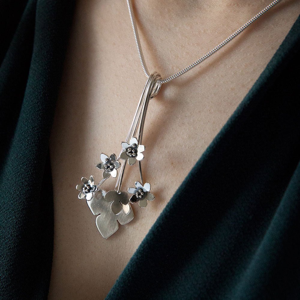 BLÅSIPPA (Hepatica) LEAF XL necklace - Guldviva Jewellery