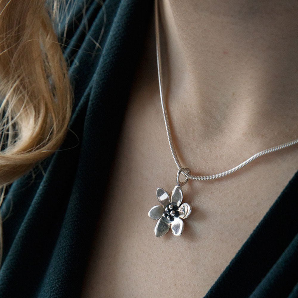 BLÅSIPPA (Hepatica) necklace - Guldviva Jewellery