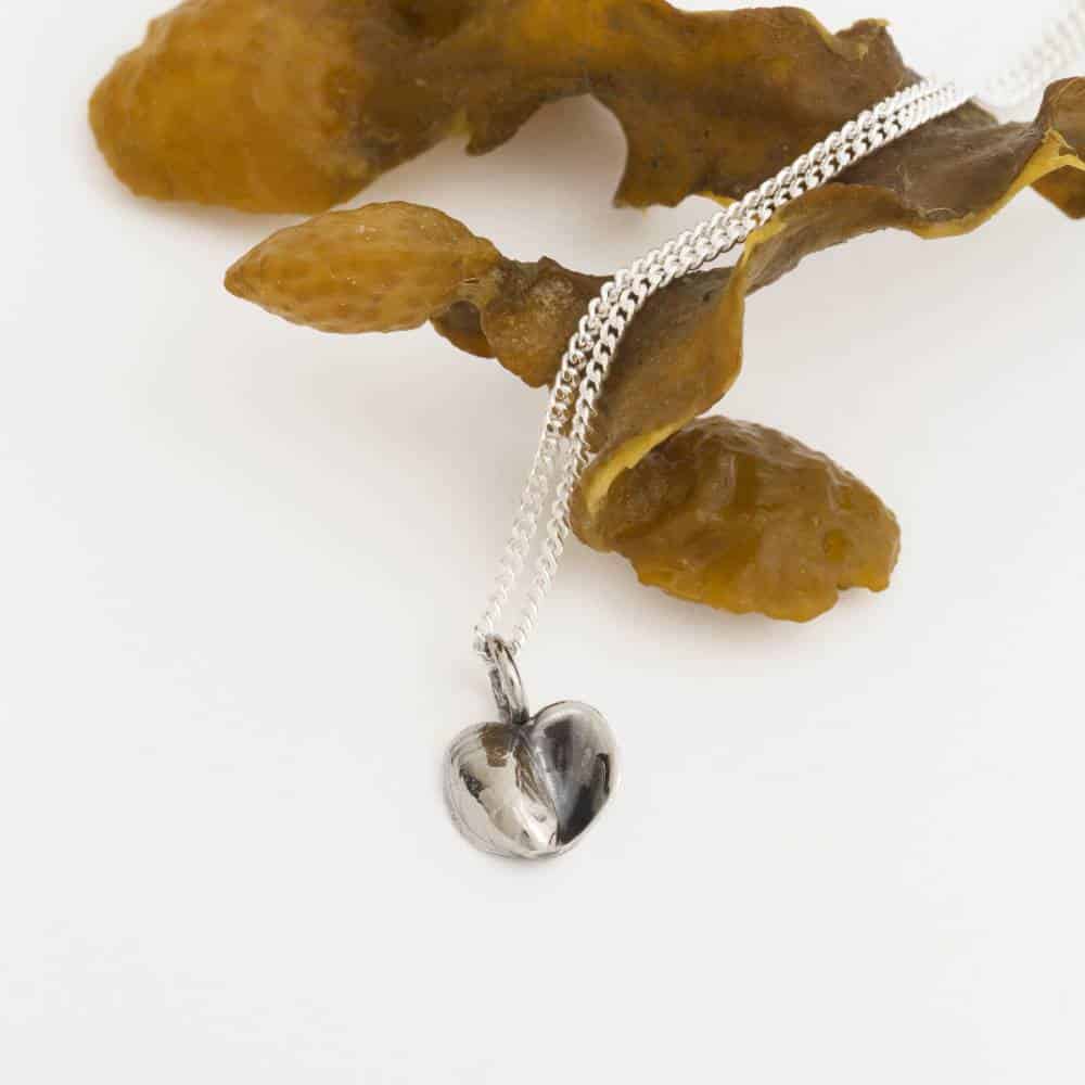 BLÅMUSSLA (Blue mussel) HEART XS necklace - Guldviva Jewellery