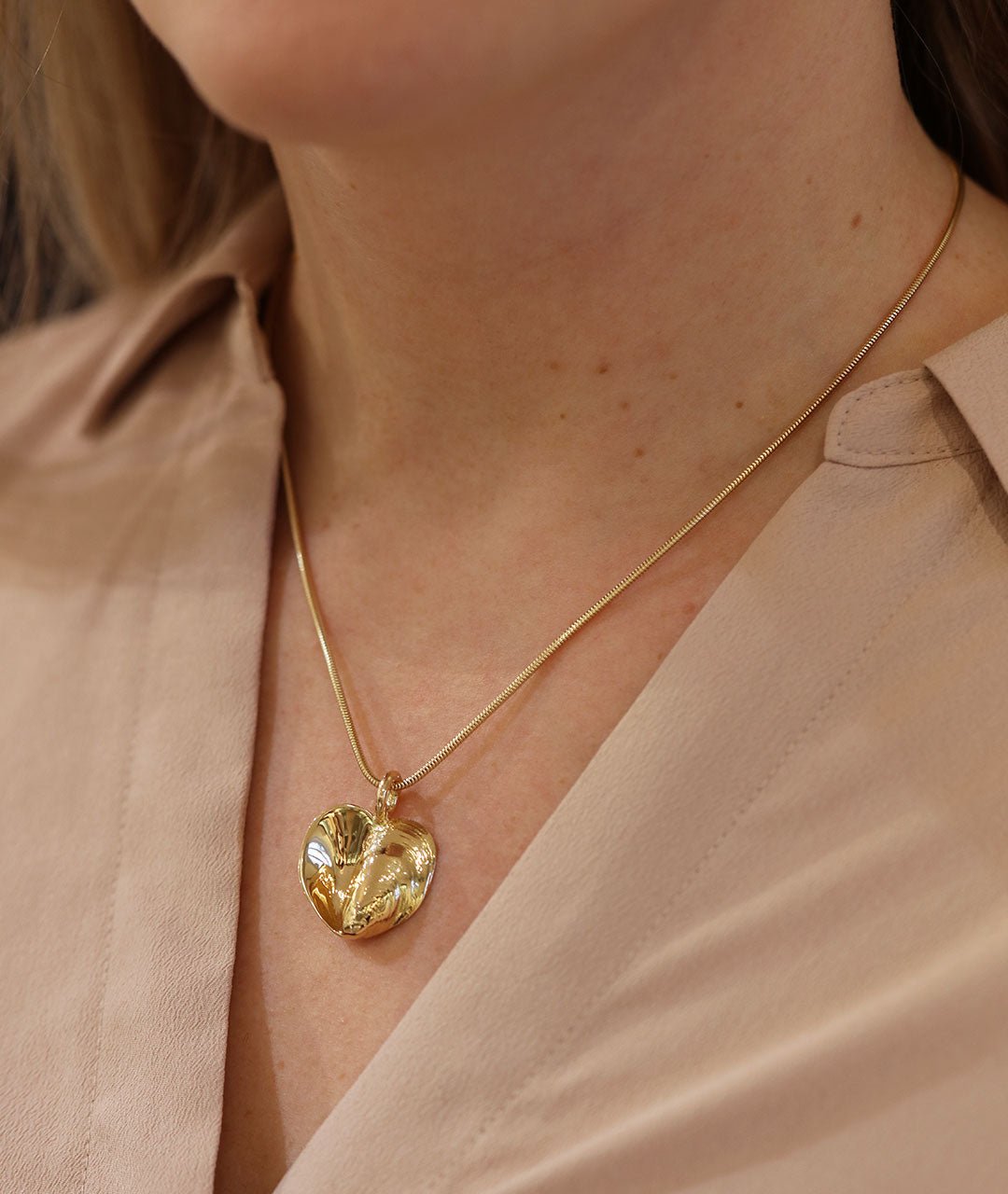 BLÅMUSSLA (Sinisimpukka)  Kaulakoru SYDÄN L 18K - Guldviva Jewellery