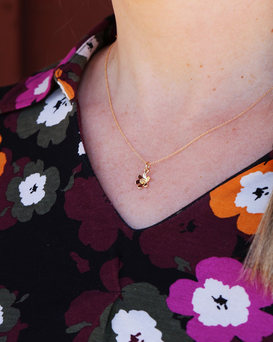 BLÅSIPPA (Lehtosinivuokko)  Kaulakoru XS 18K - Guldviva Jewellery