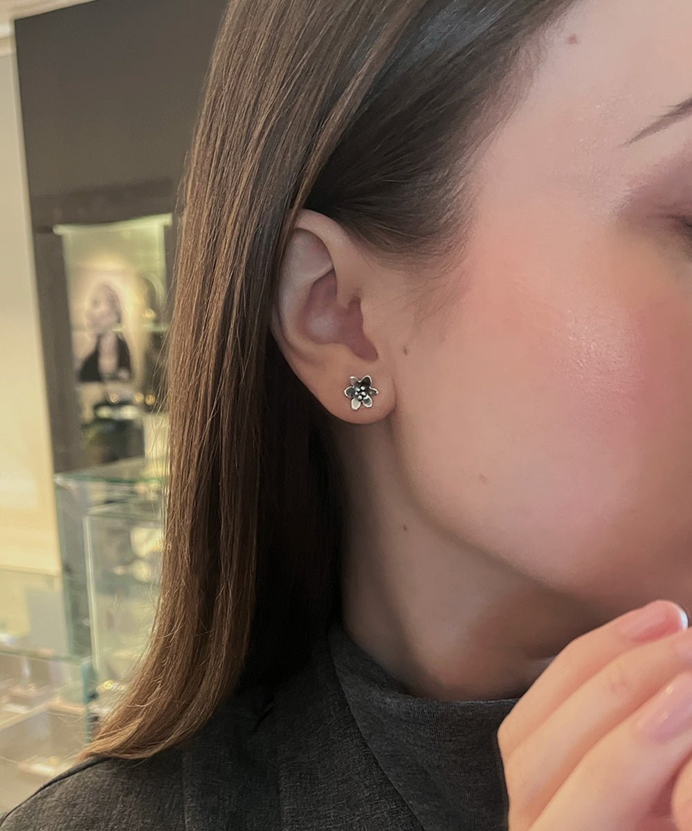 BLÅSIPPA (Lehtosinivuokko) korvanapit - Guldviva Jewellery