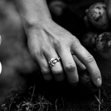 EVA - smyckeskollektionen bärande på en histora - Guldviva Jewellery