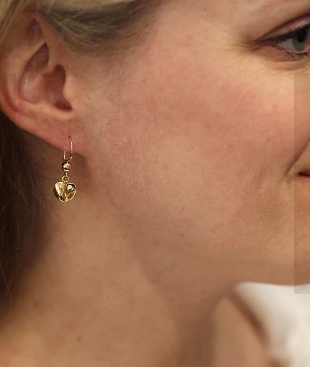 BLÅMUSSLA HJÄRTA XS 18K örhängen på krok - Guldviva Jewellery