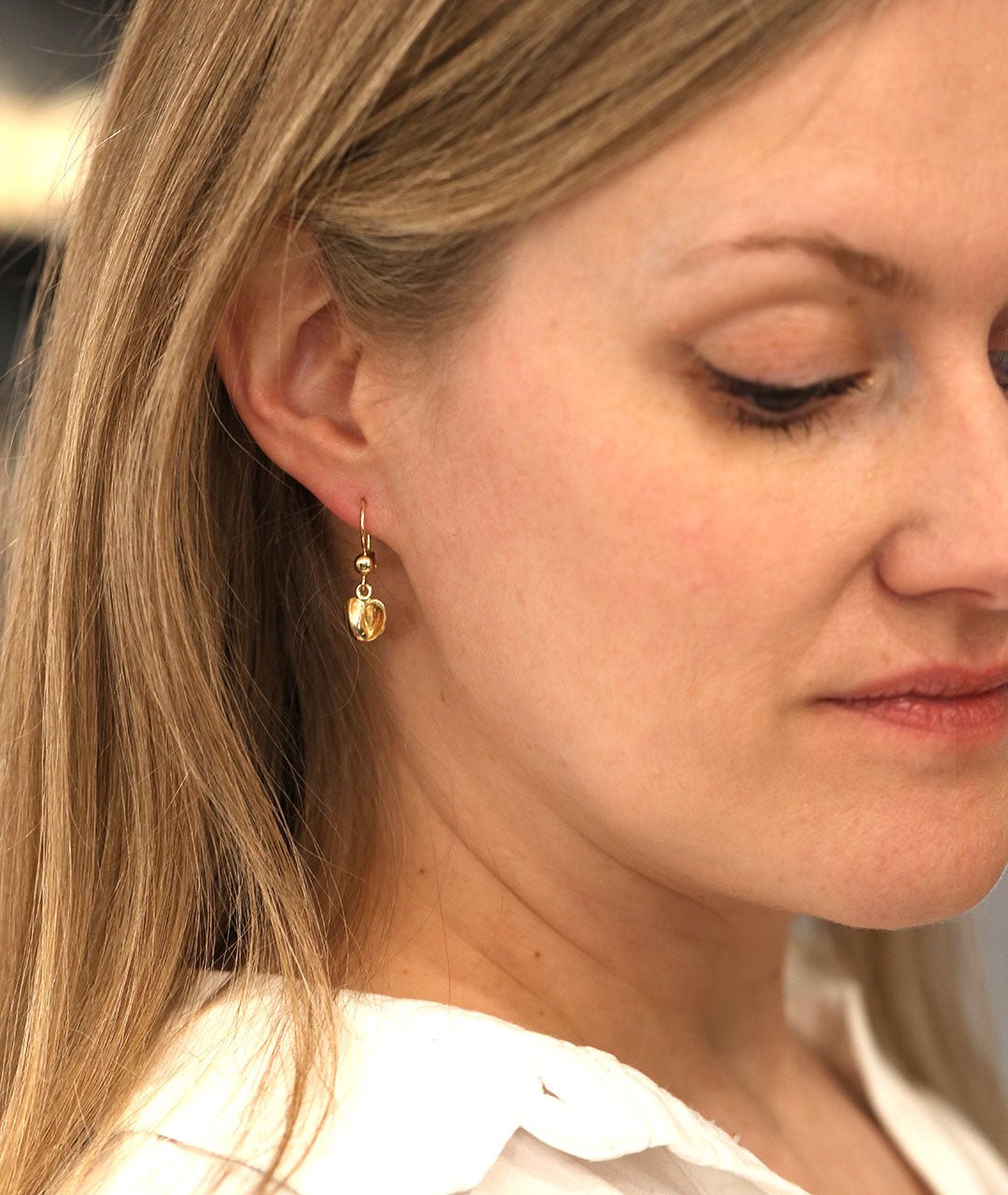 BLÅMUSSLA HJÄRTA XS 18K örhängen på krok - Guldviva Jewellery