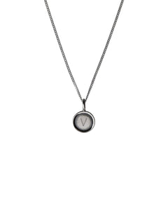 BETA halsband i 925 sterling silver med 13 mm rund hänge med V prägel på en 42 cm pansarkedja