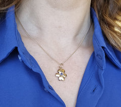 18K guld halsband med en violformad blom och finsk kordierit i mitten