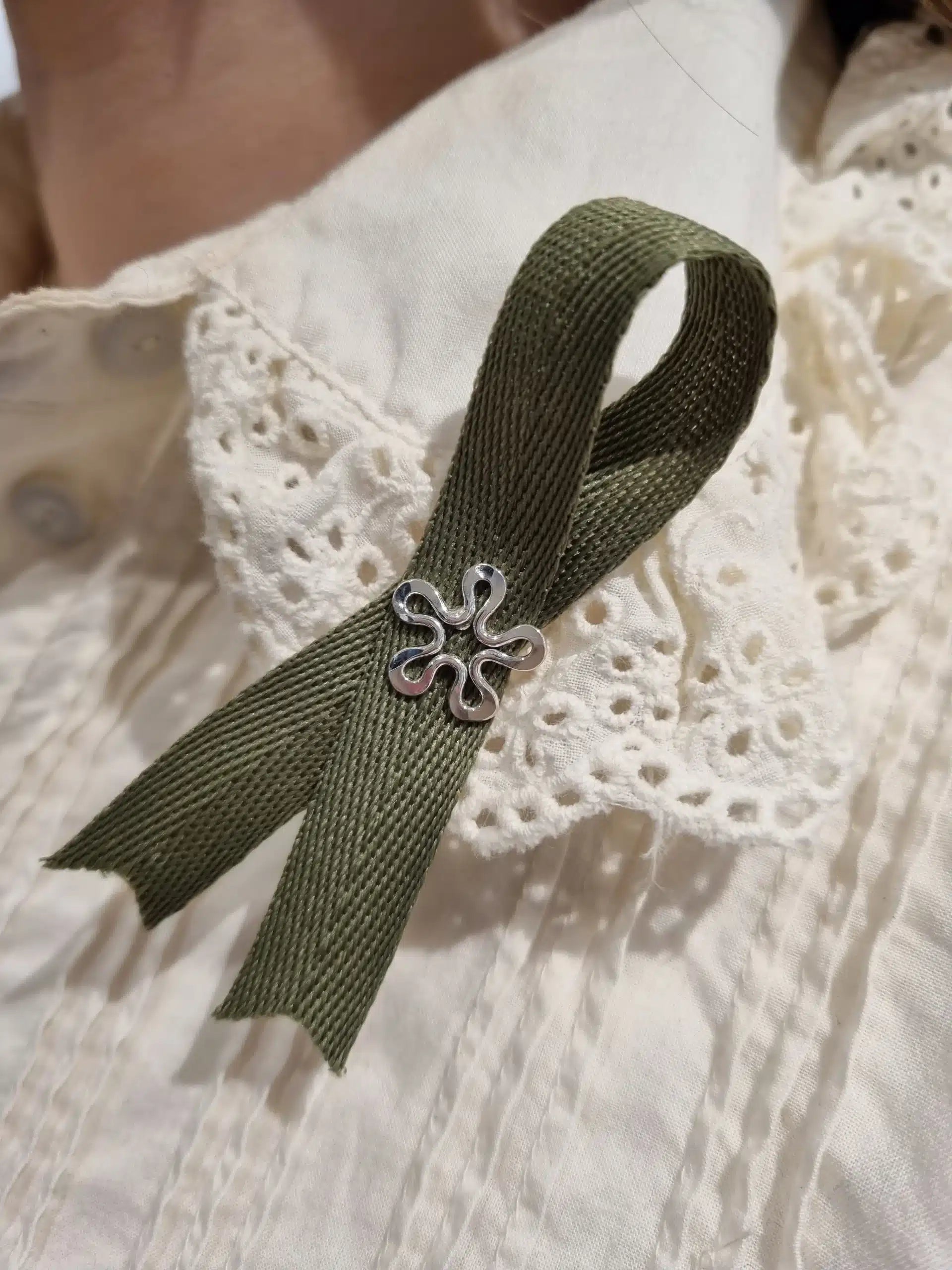 BLOMMAN™ pin - brosch - Guldviva Jewellery