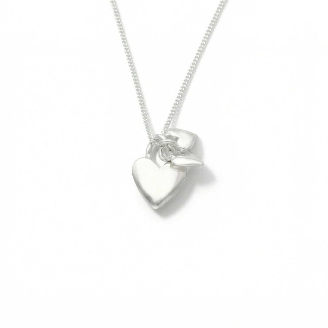 ÄLSKA MAMMA halsband i 925 sterlingsilver nickelfritt med två hjärtan där ett mindre vilar bredvid en större på 42 cm kedja