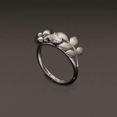 Top view of EVA 18K ring with a sculpted vine of textured leaves along the band