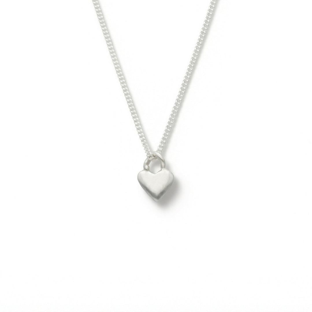 ÄLSKA XS halsband in sterling silver with a small heart pendant on a delicate chain