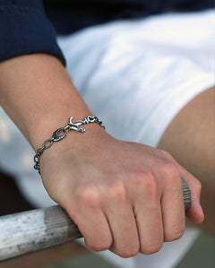 ANKARE armband i silver på modellens handled