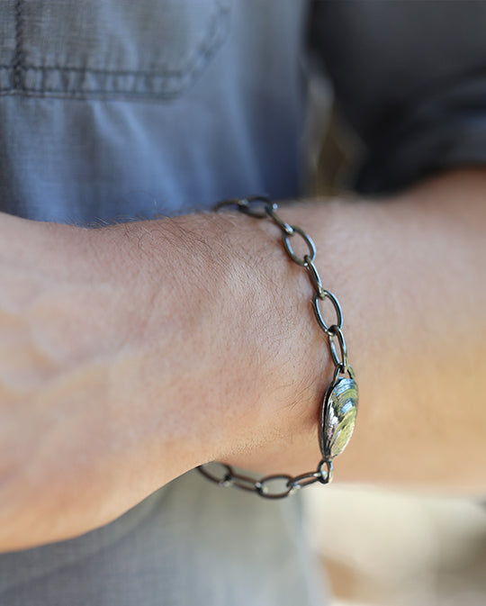 BLÅMUSSLA ROBUST armband i silver, buret på modell