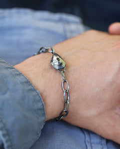 Närbild av BLÅMUSSLA ROBUST armband på handleden