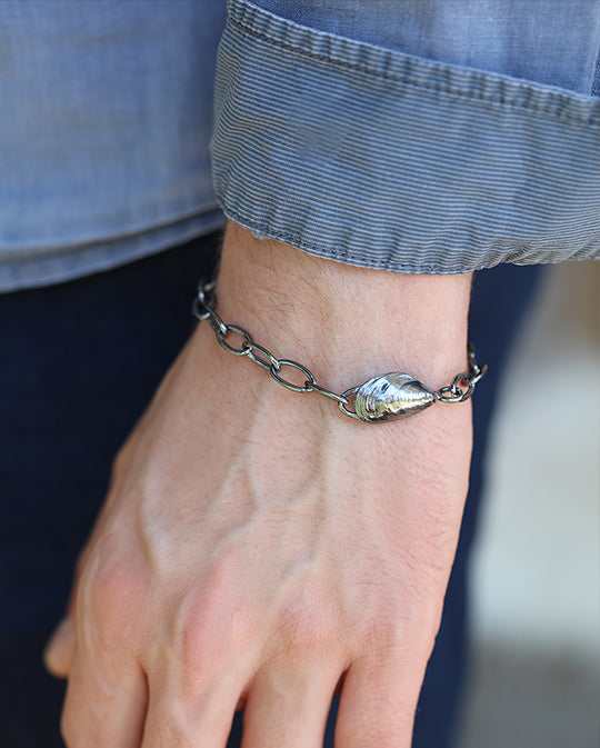 BLÅMUSSLA ROBUST armband i silver på modellens handled