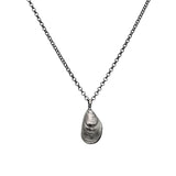 BLÅMUSSLA ROBUST Berlock halsband i antikbehandlat 925 sterlingsilver med handgjord musseldetalj.