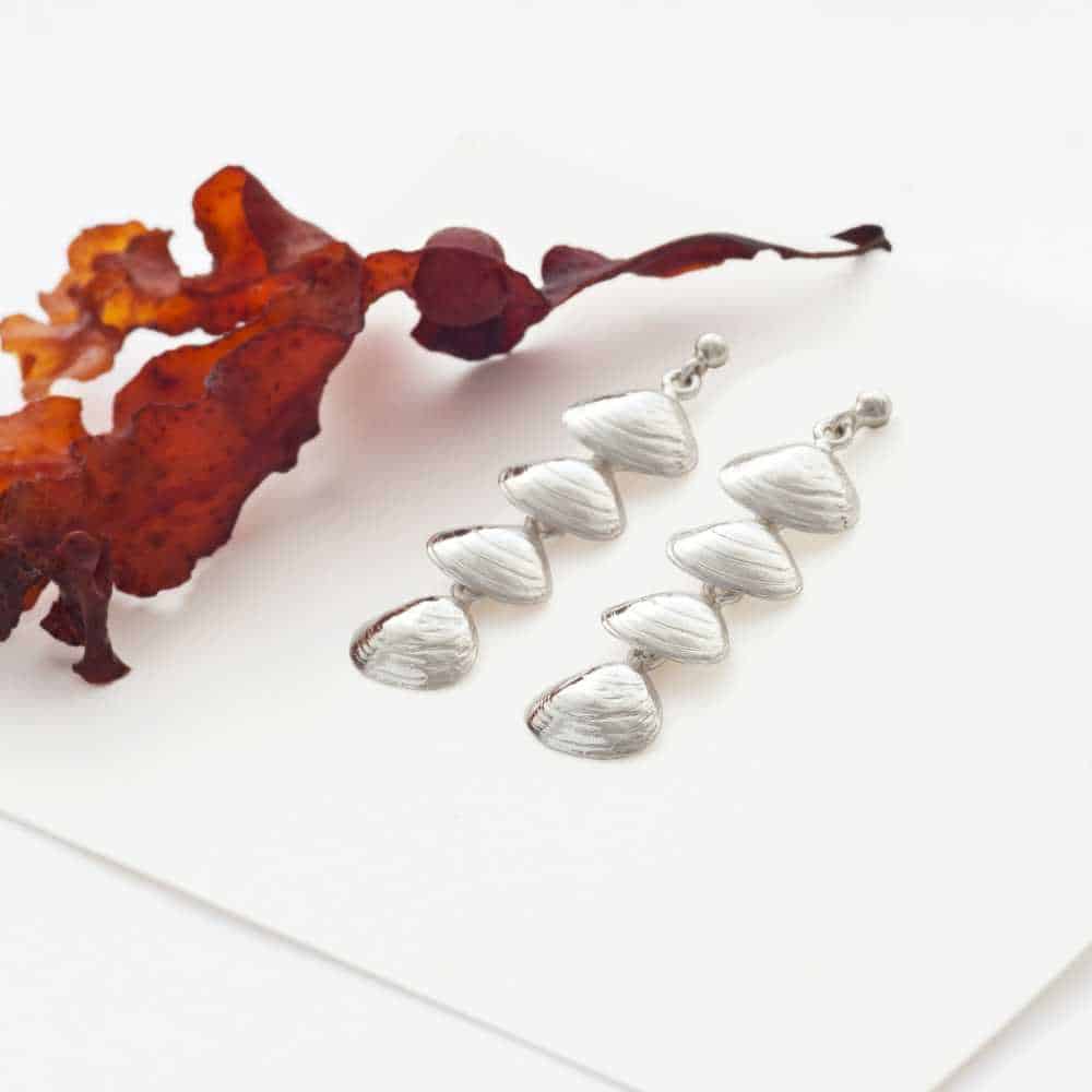 SANDMUSSLA FEST örhängen på kulstift - Guldviva Jewellery