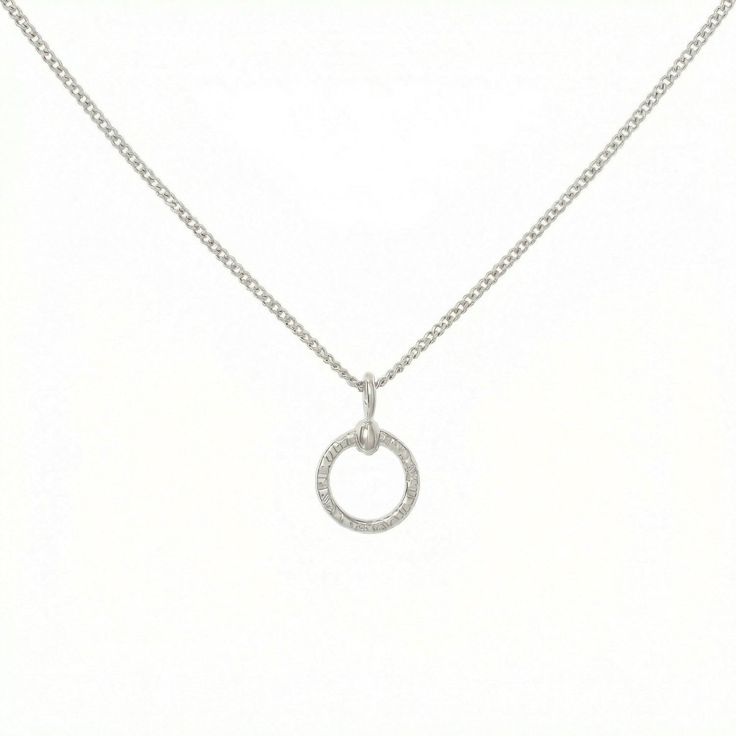 CIRCLA halsband med hamrad cirkelformigt hänge i silver