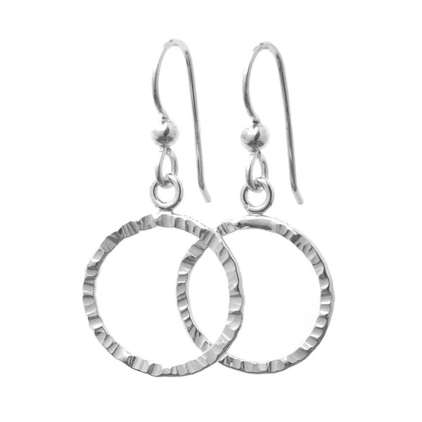 Par CIRCLA örhängen på krok i sterlingsilver med två räfflade cirklar