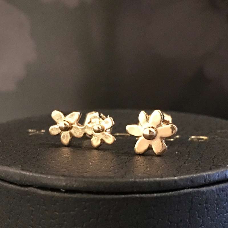 Forget me not 18K gold earstuds, handcrafted by GULDVIVA