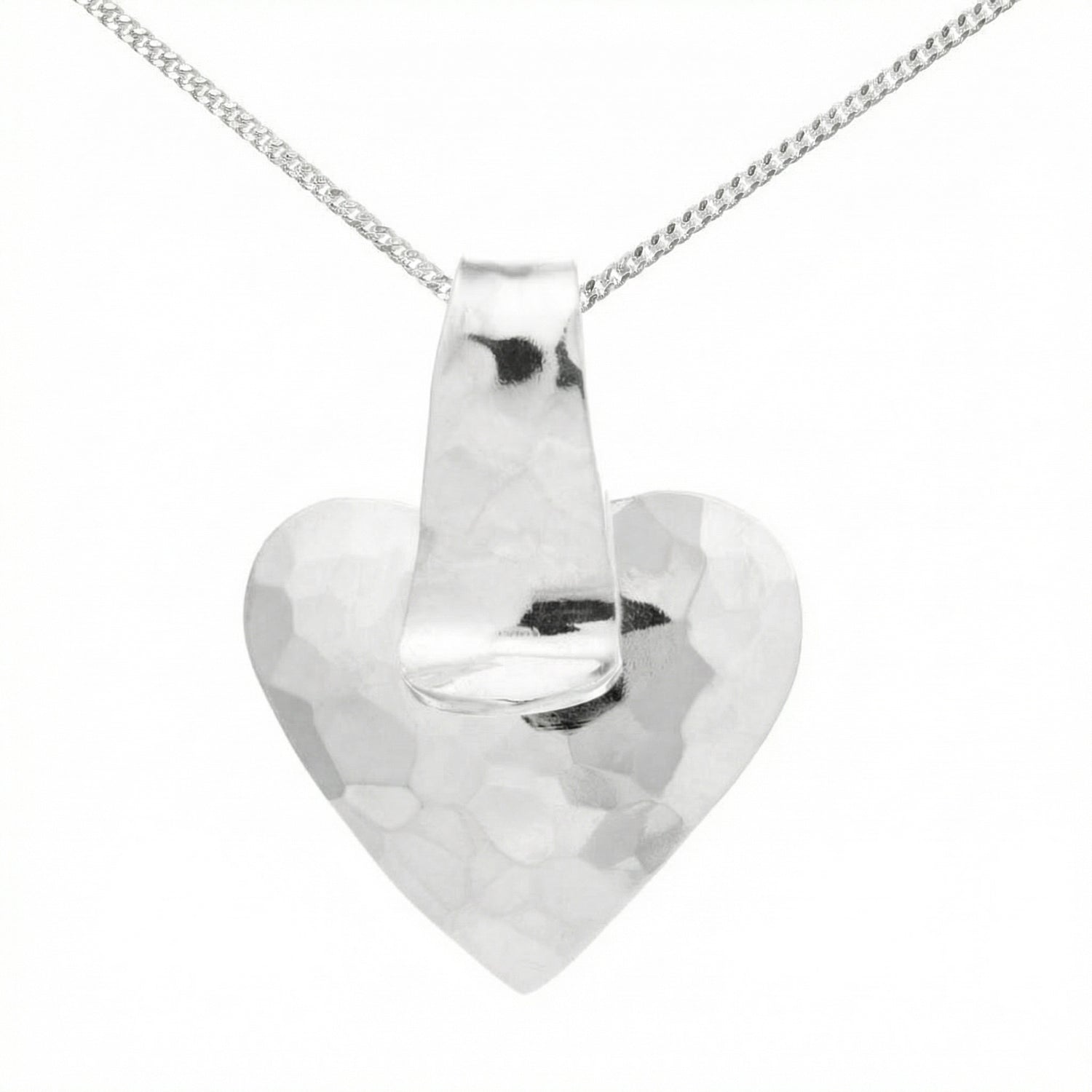 HAMRAT HJÄRTA halsband hammered heart pendant on a 42 cm chain worn by model in a white shirt