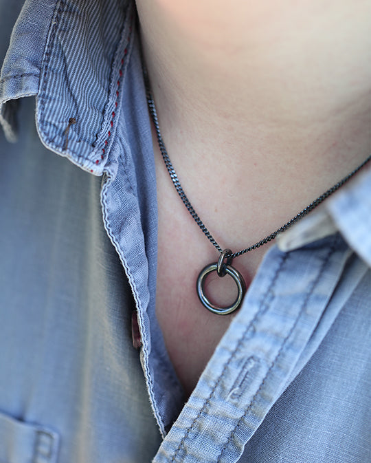 I HAMN ANTIK halsband med antikbehandlad kedja, buret på modell