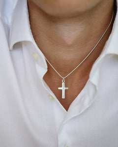 LINES kors halsband i silver, buret på modell