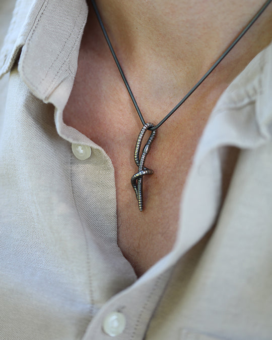 LUMBRICUS halsband i antikbehandlat silver, buret på modell