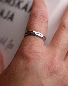 Sterling silver STORMSKÄRS Maja Modig ring on finger with engraved Du ska inga va rädd för någe