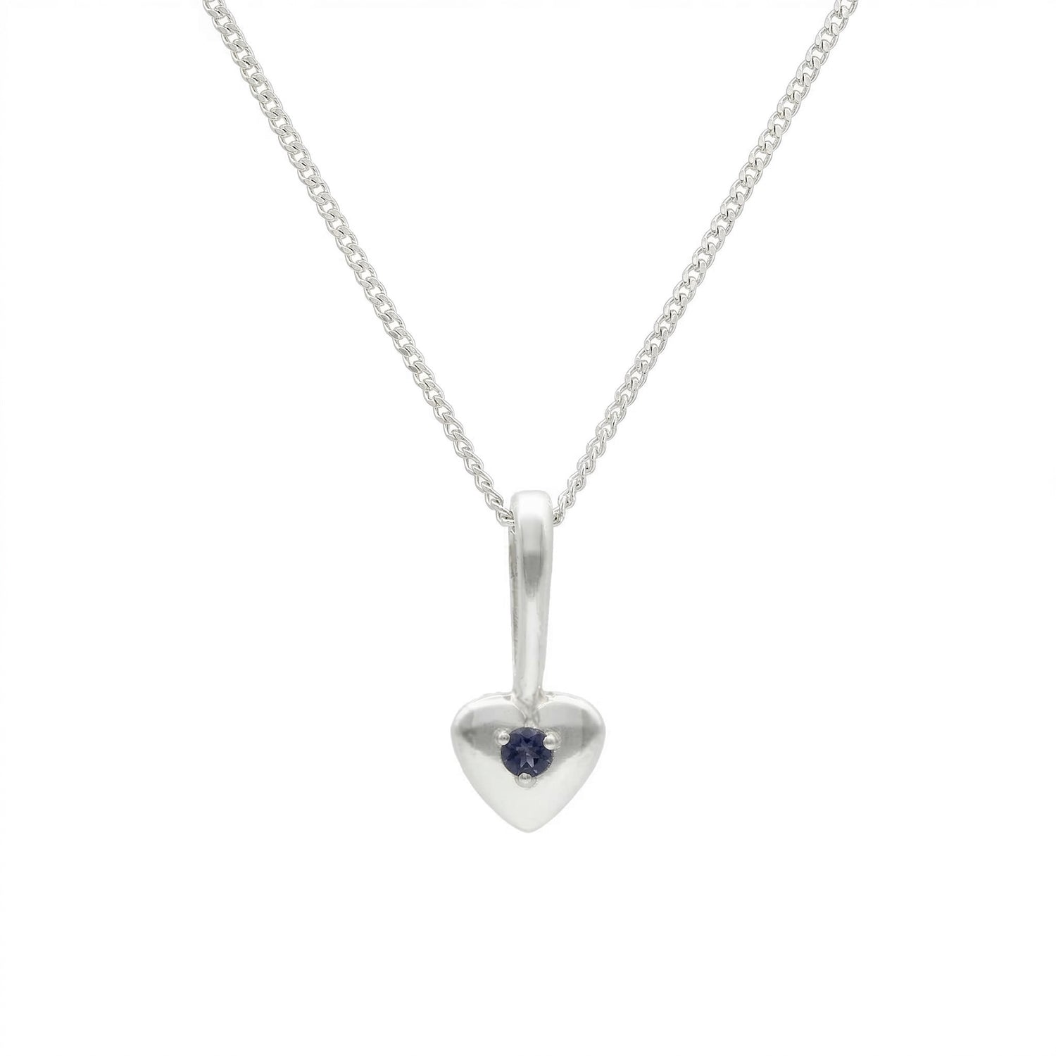 Mitt Hjärta halsband med en infattad finsk kordierit i ett hjärtformat hänge på silverkedja