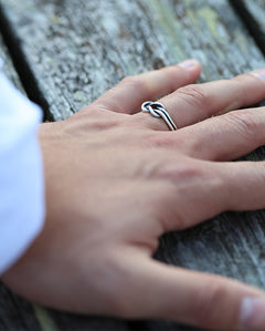 RÅBANDSKNOP ring i silver, buren på modell